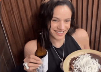 Rosalía disfruta de CDMX con un pozole de la “Casa de Toño”.