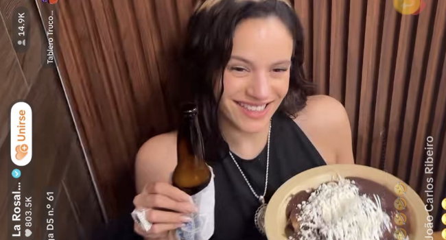 Rosalía disfruta de CDMX con un pozole de la “Casa de Toño”.