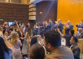 ¡Qué desfachatez! Diputados organizan bailongo al son de la Sonora Santanera