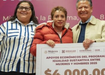 Julio Menchaca respalda a más de 2 mil mujeres con apoyos directos