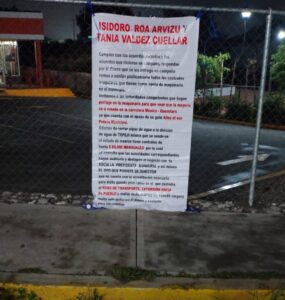 Ataque armado en Tepeji del Río deja un policía herido; comando coloca narcomanta
