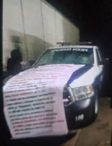 Ataque armado en Tepeji del Río deja un policía herido; comando coloca narcomanta