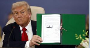 Donald Trump, presidente de Estados Unidos y los jefes de Estado de Egipto, Turquía y Qatar- Abdelfatah al Sisi, Recep Tayyip Erdogan y Tamim bin Hamad Al Thani, respectivamente- firmaron el acuerdo que estipula el fin de dos años de guerra en la Franja de Gaza. La firma se realizó en una cumbre en la localidad egipcia de Sharm El-Sheikh, y a la que asistieron una veintena de líderes mundiales, entre ellos el presidente de EU, Donald Trump, que encabezó la firma e impulsó el pacto entre Israel y Hamas. Antes de acudir a la reunión, Trump visitó Israel, donde se ha dirigió al Parlamento y dijo que el acuerdo representa el comienzo de “la era dorada de Israel y Oriente Próximo”. 