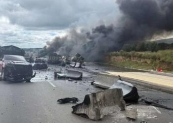 Pipa de combustible vuelca y explota en la México-Puebla