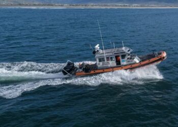 Marina rescata a 28 menores en aguas de Sinaloa