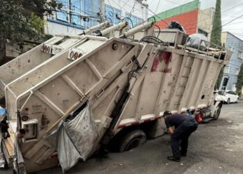 ¡Cuidado con el socavón! Cae camión de basura en la alcaldía Cuauhtémoc