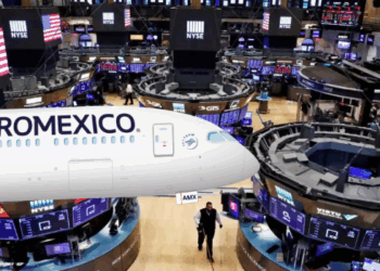Aeroméxico celebra su enliste en la bolsa de New York.