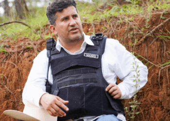 Fiscalía de Michoacán detiene a elementos de seguridad del alcalde Carlos Manzo.