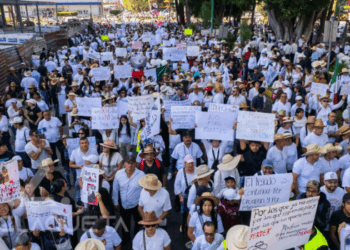 Ciudadanos marchan en Uruapan para exigir justicia por Carlos Manzo.