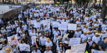 Ciudadanos marchan en Uruapan para exigir justicia por Carlos Manzo.