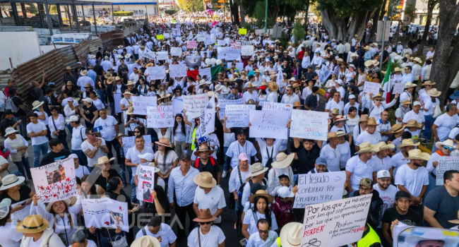 Ciudadanos marchan en Uruapan para exigir justicia por Carlos Manzo.