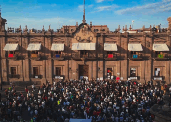 Por asesinato de Carlos Manzo se registran daños en Palacio de Gobierno de Morelia.