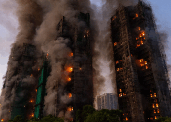 13 personas mueren en incendio de un complejo residencial en Hong Kong (VIDEO).
