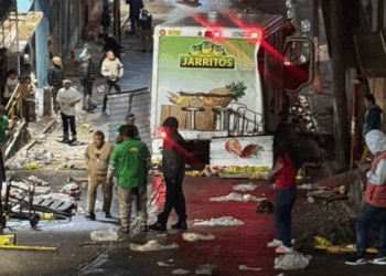 Camión de Jarritos pierde el control y se estampa en una casa (VIDEO).