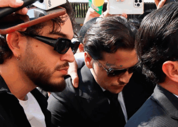 Christian Nodal no ha sido exonerado, la disputa legal con Universal Music continúa.