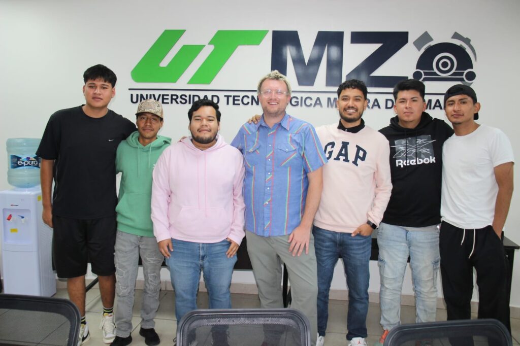 Peace Corps fortalece el inglés de estudiantes en la UTMZ