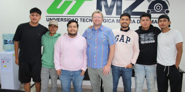 Peace Corps fortalece el inglés de estudiantes en la UTMZ