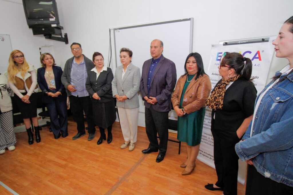 La Fundación EDUCA México, A.C., a través de la Unidad de Promoción Voluntaria de la Secretaría de Educación Pública de Hidalgo (SEPH), lleva a cabo el proceso de evaluación presencial del estándar EC1337 “Facilitación de sesiones de carácter vivencial a través de prácticas socioemocionales”. El objetivo de esta evaluación es validar que los participantes demuestren, por medio de evidencias, que cuentan con los conocimientos, habilidades y destrezas necesarias para facilitar sesiones de carácter vivencial a través de prácticas socioemocionales. El secretario de Educación Pública de Hidalgo, Natividad Castrejón Valdez, agradeció a la Fundación EDUCA por este esfuerzo y destacó la formación socioemocional como parte de la Nueva Escuela Mexicana (NEM), “en la SEPH desde el inicio de esta administración que encabeza Julio Menchaca Salazar, se creó la dirección de Educación Socioemocional, siendo esencial para un aprendizaje humanista y transformador”, enfatizó. Asimismo, resaltó que el trabajo socioemocional impacta directamente en la convivencia escolar, en la toma de decisiones, en la autorregulación y en el aprendizaje. “Su preparación será un beneficio para toda la comunidad educativa”. La titular de la Unidad de Promoción Voluntaria, Virginia Hurtado Salinas, indicó que en este año participan en el proceso de evaluación 15 servidores públicos, mientras que en 2024 lograron 65 certificados de competencias laborales, gracias al convenio con la fundación. Nota relacionada: Hongos aumentan productividad del maíz rojo “Sangre de Toro” Por su parte, el director General de Acompañamiento Socioemocional y Educativo, Samuel Nava Alcántara, destacó que esta certificación servirá como referente para la evaluar y certificar a capacitadores,  facilitadores, instructores, promotores comunitarios, orientadores familiares, coaches y auxiliares educativos que desempeñan funciones de facilitación de sesiones vivenciales.