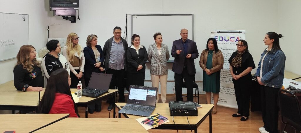 La Fundación EDUCA México, A.C., a través de la Unidad de Promoción Voluntaria de la Secretaría de Educación Pública de Hidalgo (SEPH), lleva a cabo el proceso de evaluación presencial del estándar EC1337 “Facilitación de sesiones de carácter vivencial a través de prácticas socioemocionales”. El objetivo de esta evaluación es validar que los participantes demuestren, por medio de evidencias, que cuentan con los conocimientos, habilidades y destrezas necesarias para facilitar sesiones de carácter vivencial a través de prácticas socioemocionales. El secretario de Educación Pública de Hidalgo, Natividad Castrejón Valdez, agradeció a la Fundación EDUCA por este esfuerzo y destacó la formación socioemocional como parte de la Nueva Escuela Mexicana (NEM), “en la SEPH desde el inicio de esta administración que encabeza Julio Menchaca Salazar, se creó la dirección de Educación Socioemocional, siendo esencial para un aprendizaje humanista y transformador”, enfatizó. Asimismo, resaltó que el trabajo socioemocional impacta directamente en la convivencia escolar, en la toma de decisiones, en la autorregulación y en el aprendizaje. “Su preparación será un beneficio para toda la comunidad educativa”. La titular de la Unidad de Promoción Voluntaria, Virginia Hurtado Salinas, indicó que en este año participan en el proceso de evaluación 15 servidores públicos, mientras que en 2024 lograron 65 certificados de competencias laborales, gracias al convenio con la fundación. Nota relacionada: Hongos aumentan productividad del maíz rojo “Sangre de Toro” Por su parte, el director General de Acompañamiento Socioemocional y Educativo, Samuel Nava Alcántara, destacó que esta certificación servirá como referente para la evaluar y certificar a capacitadores,  facilitadores, instructores, promotores comunitarios, orientadores familiares, coaches y auxiliares educativos que desempeñan funciones de facilitación de sesiones vivenciales.