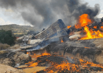 Descarrilamiento de tren resulta en explosión en Tepetitlán, Hidalgo.