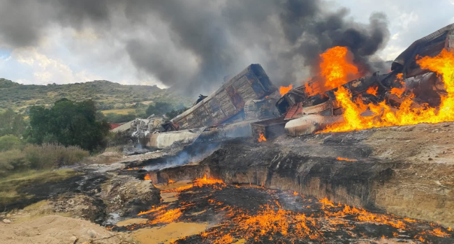 Descarrilamiento de tren resulta en explosión en Tepetitlán, Hidalgo.