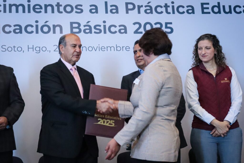 Natividad Castrejón entregó medallas y reconocimientos a docentes en la Práctica Educativa 2025