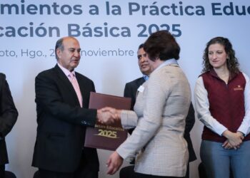 Natividad Castrejón entregó medallas y reconocimientos a docentes en la Práctica Educativa 2025