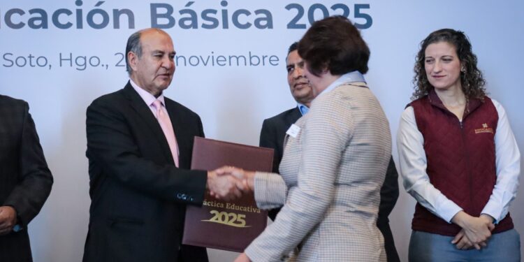 Natividad Castrejón entregó medallas y reconocimientos a docentes en la Práctica Educativa 2025