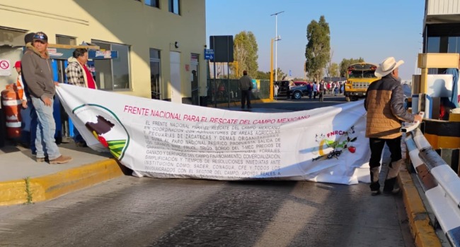 Campesinos retiran bloqueos tras acuerdos a Ley de Aguas