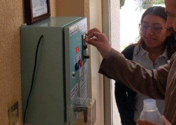 UTVM instala dispensador de agua para reducir plásticos
