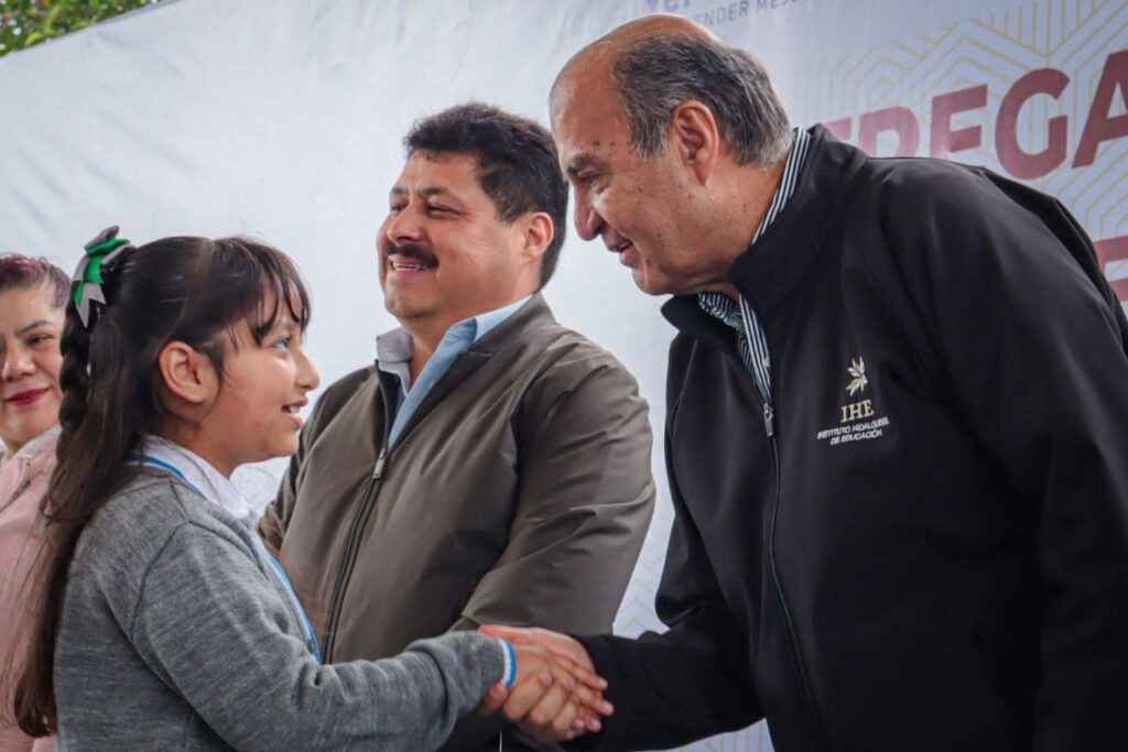 Natividad Castrejón entrega 20 mil lentes a estudiantes de educación básica