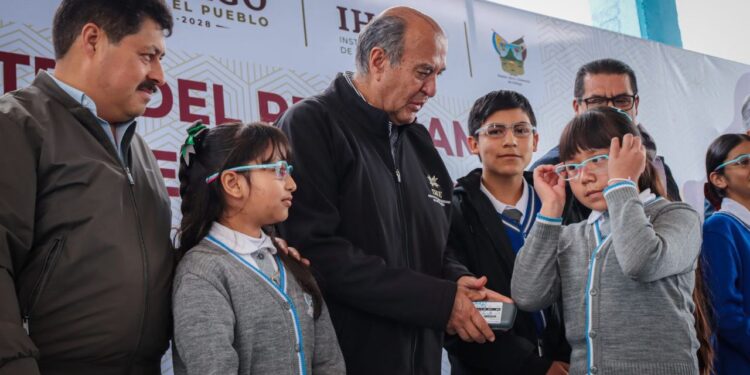 Natividad Castrejón entrega 20 mil lentes a estudiantes de educación básica