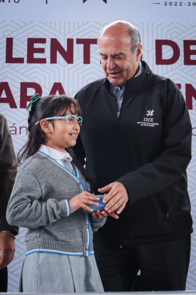 Natividad Castrejón entrega 20 mil lentes a estudiantes de educación básica