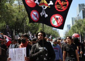 Entre consignas, Generación Z se manifiesta a las puertas de Palacio Nacional