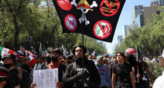 Entre consignas, Generación Z se manifiesta a las puertas de Palacio Nacional