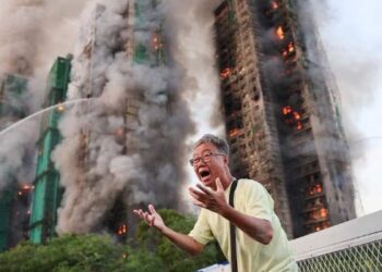 Aumentan los muertos por incendio en complejo residencial de Hong Kong