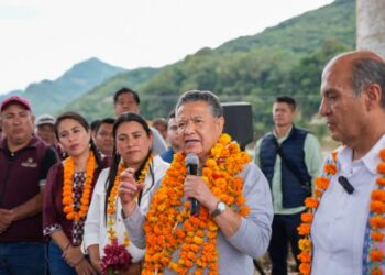 Julio Menchaca recorre comunidades afectadas de la Huasteca hidalguense