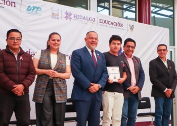 Reconocen a estudiantes de la UPT con becas