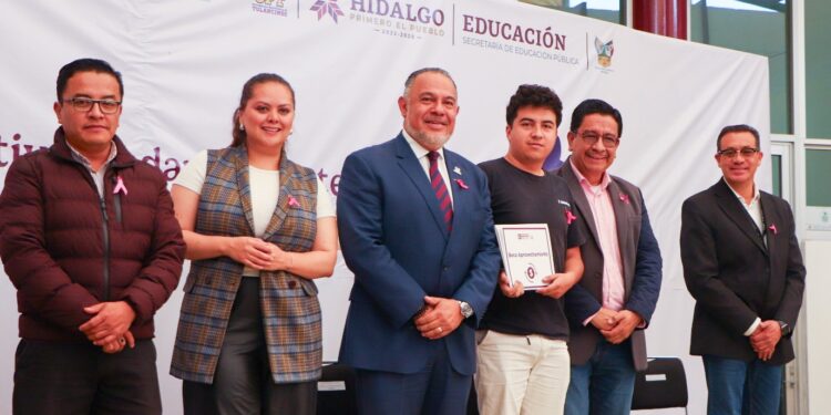 Reconocen a estudiantes de la UPT con becas