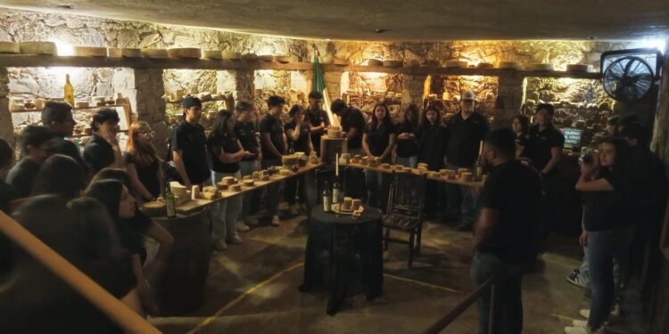 Alumnos de UTMiR recorren industrias alimentarias