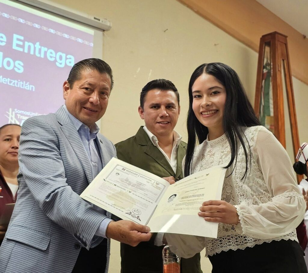 Entregan títulos profesionales en el CECyTE Hidalgo, plantel Metztitlán