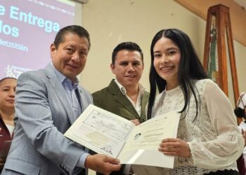 Entregan títulos profesionales en el CECyTE Hidalgo, plantel Metztitlán