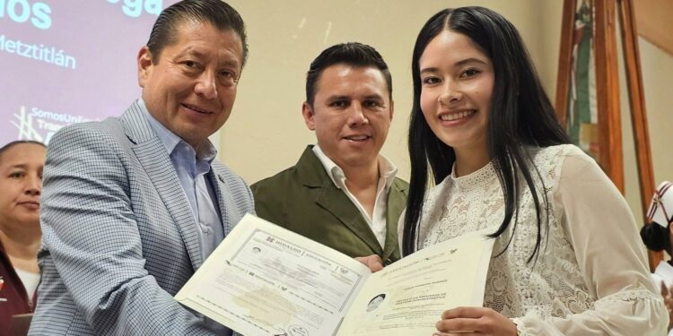 Entregan títulos profesionales en el CECyTE Hidalgo, plantel Metztitlán