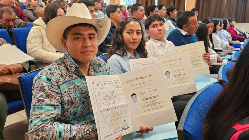 Entregan títulos profesionales en el CECyTE Hidalgo, plantel Metztitlán