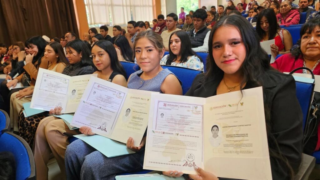 Entregan títulos profesionales en el CECyTE Hidalgo, plantel Metztitlán