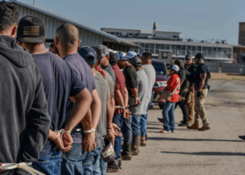 EU informa que unos 2.5 millones de inmigrantes han abandonado el país en 2025.