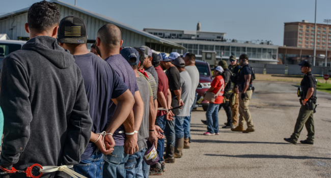 EU informa que unos 2.5 millones de inmigrantes han abandonado el país en 2025.