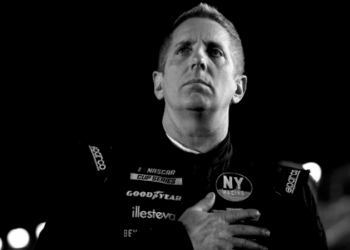 Muere Greg Biffle, expiloto de NASCAR, en accidente de avión junto a su familia.