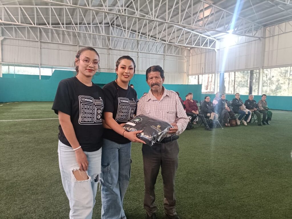 UTSH entregan chamarras a personas mayores