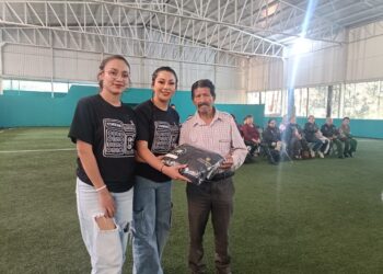 UTSH entregan chamarras a personas mayores